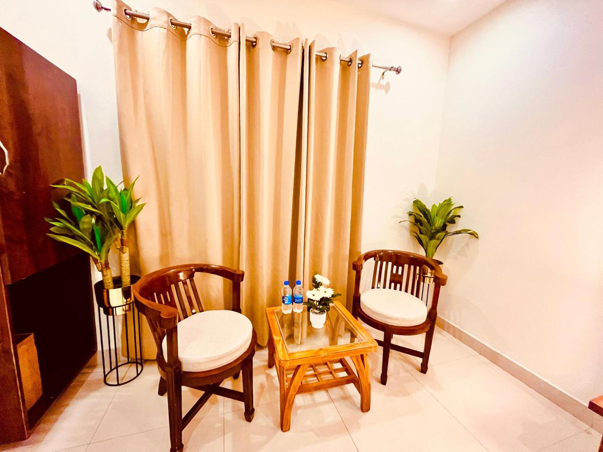 Sampat Royal Cafe Hotel Delhi  Buitenkant foto