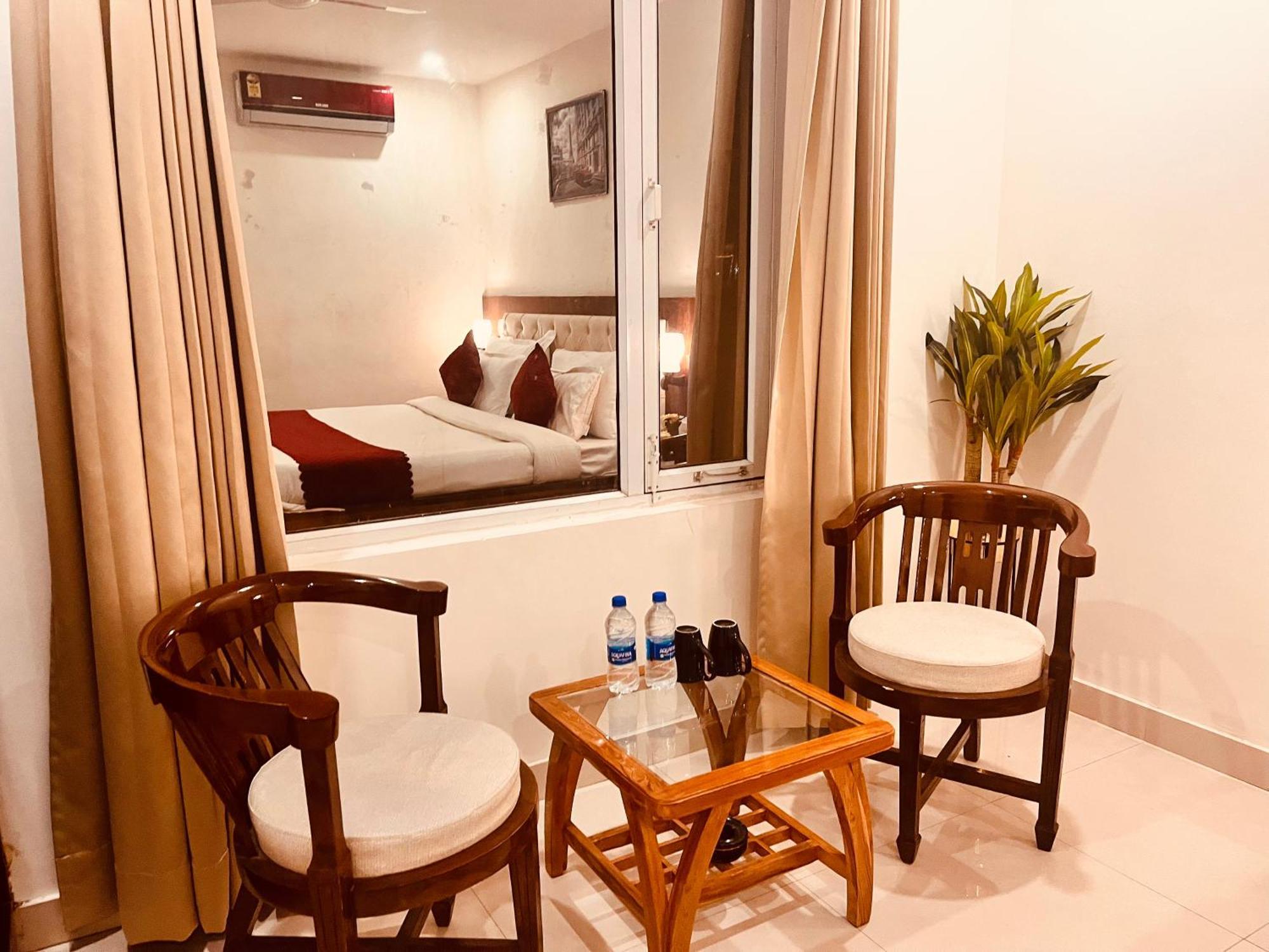Sampat Royal Cafe Hotel Delhi  Buitenkant foto